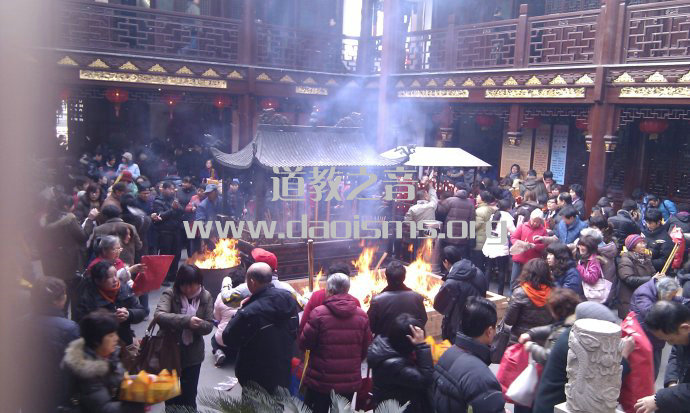 上海白云观农历十二月二十四谢太岁场景