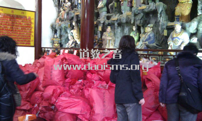 上海白云观农历十二月二十四谢太岁场景