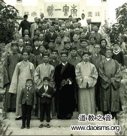 “南宗一脉”牌坊,前排中立穿深色道袍者为陈子石