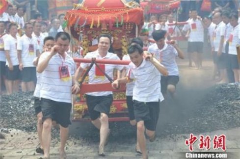 龙海保生大帝“过火”祈平安 民俗活动极其热闹