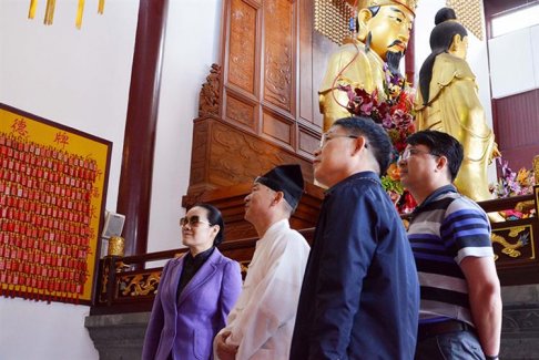 上海市政协副主席赵雯视察黄浦区宗教场所 