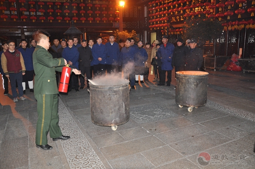 上海城隍庙举行春节消防安全演练