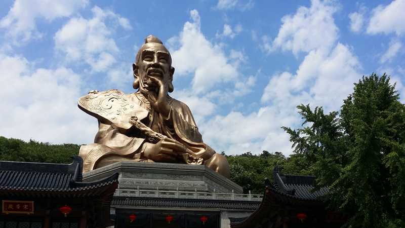 人民日报评论员：为宗教信仰自由提供坚实法治保障