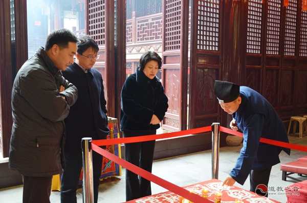 上海市民宗局局长花蓓检查上海白云观春节安全环保工作