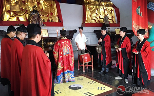 江苏省江南娱乐在线登录账号
界举行纪念抗日战争胜利74周年祈福法会