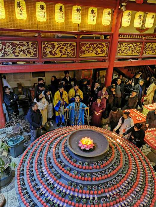 榕台民众在福州三坊七巷天后宫燃灯共同祈福2020
