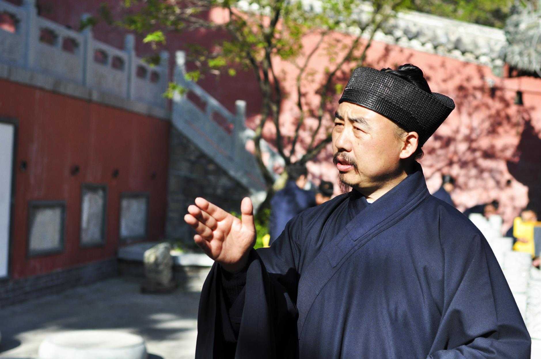 张诚达道长：爱国爱教 履职尽责抗疫情
