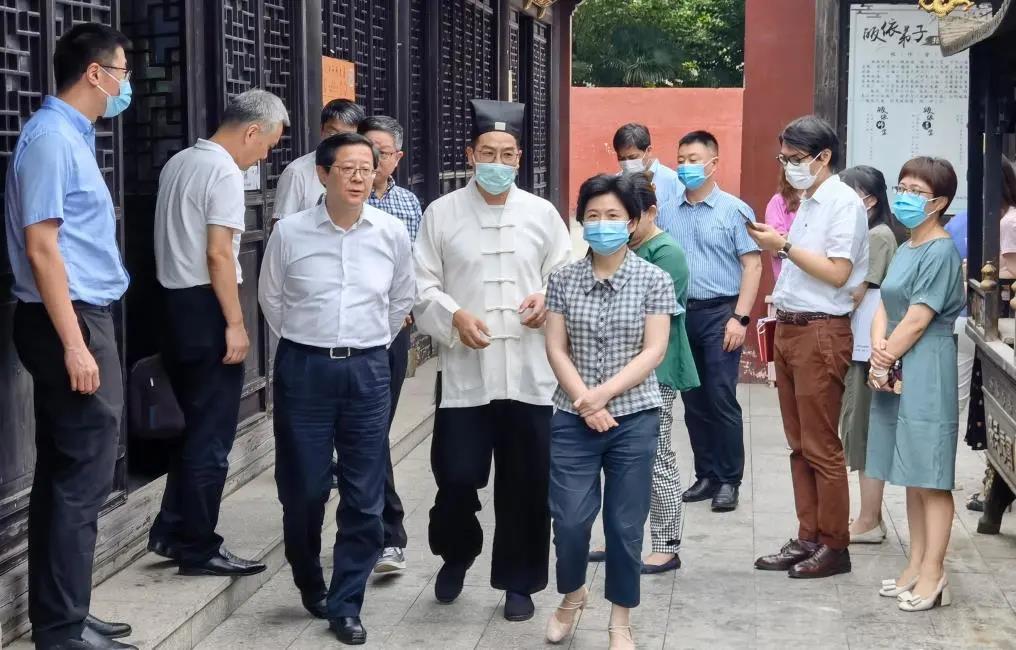 上海市长宁区委书记王岚走访调研宗教活动场所
