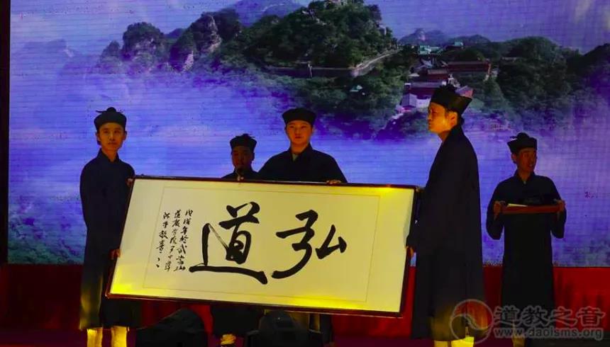 听说，今年研考出了个题目：请阐述“道法自然”的观点
