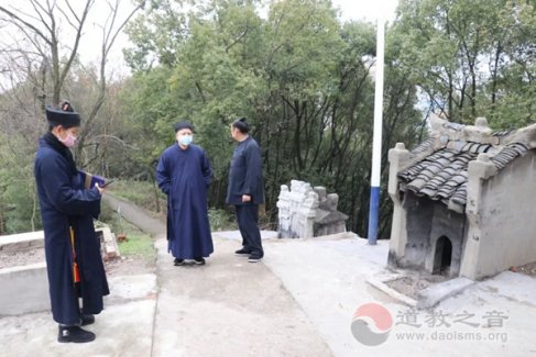 吴理之道长新春慰问教职人员和特困群众