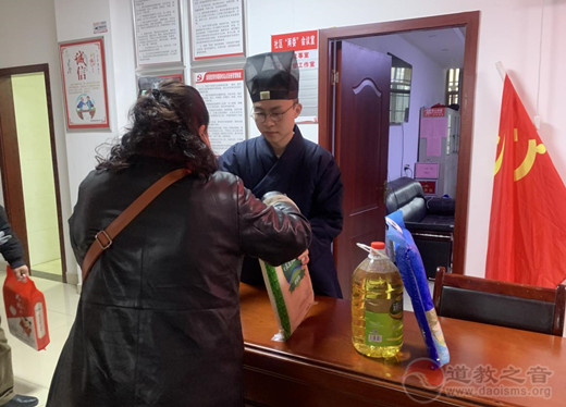 湘潭江南娱乐在线登录账号
界春节前走访慰问困难家庭和学子