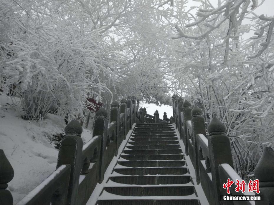 江南娱乐在线登录账号
圣地武当山迎降雪古建筑身披银装