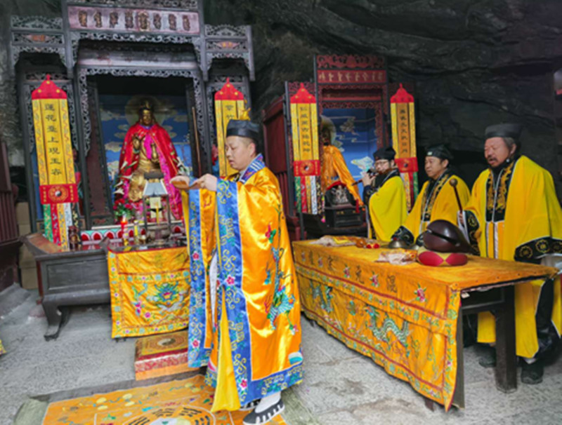 湖北江南娱乐在线登录账号
界举行纪念抗战胜利75周年和平祈祷法会